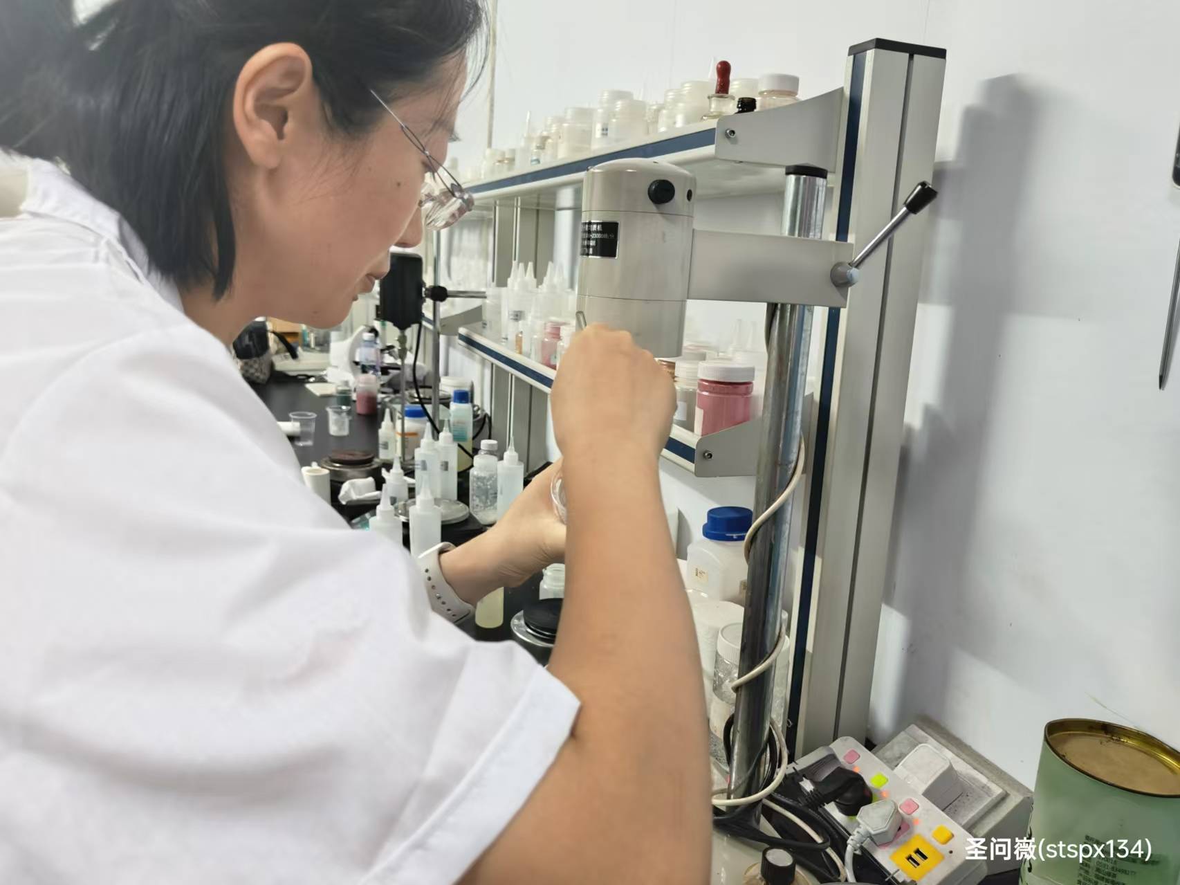 制作技术培训考证机构-中外品牌化妆品差距凯发k8登录全国化妆品配方师资格证护肤品(图3)